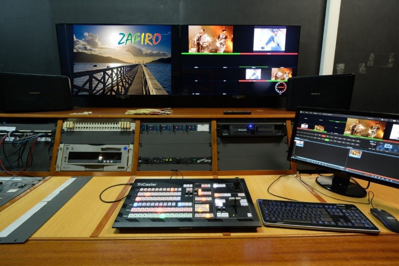 Sala de realización de Zafiro TV con el rótulo ZAFIRO en pantalla